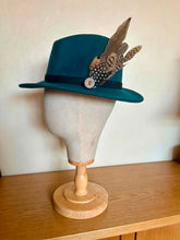 Load image into Gallery viewer, Medium Feather Hat pin