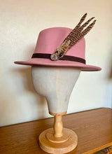 Load image into Gallery viewer, Small Feather Hat Pin/ Brooch