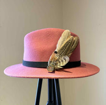 Load image into Gallery viewer, Small Feather Hat Pin/ Brooch
