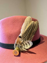 Load image into Gallery viewer, Small Feather Hat Pin/ Brooch
